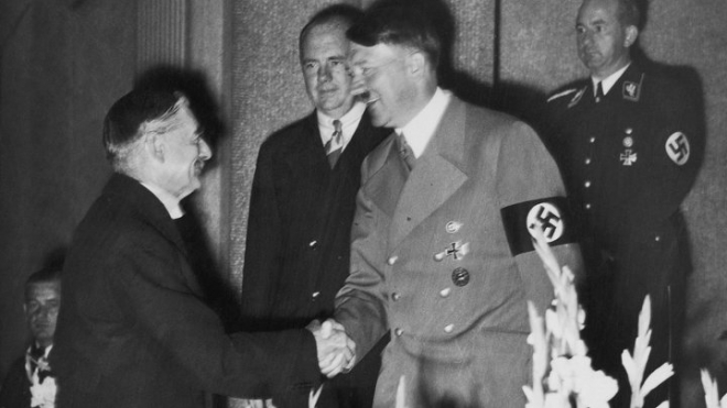 히틀러(오른쪽)과 체임벌린 영국 총리