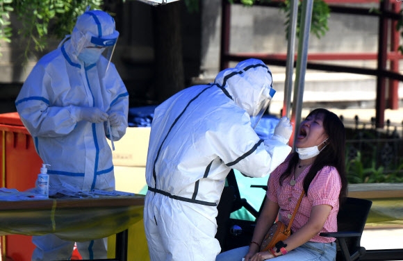 중국 베이징에서 16일 코로나 검사를 실시하고 있다. 이날 27명의 신규 감염 확진자가 발생했다. 연합뉴스.