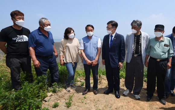 서호 통일부 차관이 16일 인천 강화군 석모도에서 경찰과 주민들과 탈북단체 대북 전단 살포 관련 대화를 하고 있다. 이 현장은 최근 탈북단체, 종교단체 등이 페트병에 쌀 등을 담아 북한으로 보내려고 시도했던 곳이다.  2020.6.16 오장환 기자 5zzang@seoul.co.kr