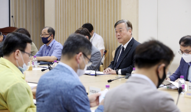 16일 오전 경기도청 상황실에서 이재강 경기도 평화부지사가 경기도 대북전단 살포방지 대책 이행점검 T/F 회의를 주재하고 있다.   경기도 제공.