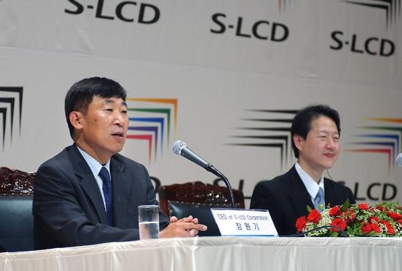 지난 2004년 7월 충남 아산에서 열린 S-LCD 창립기념식에서 장원기(왼쪽) 당시 S-LCD 대표가 나카자와 케이지 최고재무책임자(CFO)와 기자회견을 하고 있다. S-LCD는 삼성전자와 소니의 LCD 합작법인이었다. 서울신문 DB