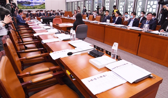 16일 오후 국회 외교통일위원회 전체회의에서 미래통합당의원들이 불참한 가운데 진행되고 있다. 2020.6.16  김명국선임기자 daunso@seoul.co.kr