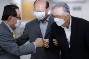 [포토] 김기춘, 파기환송심 출석 ‘주먹 인사’