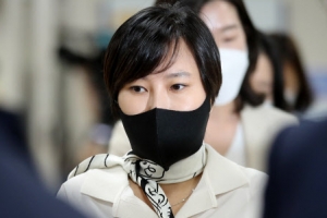 [포토] 굳은 표정으로 파기환송심 출석하는 장시호