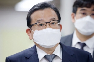 [포토] 법정 들어서는 김학의 ‘묵묵부답’