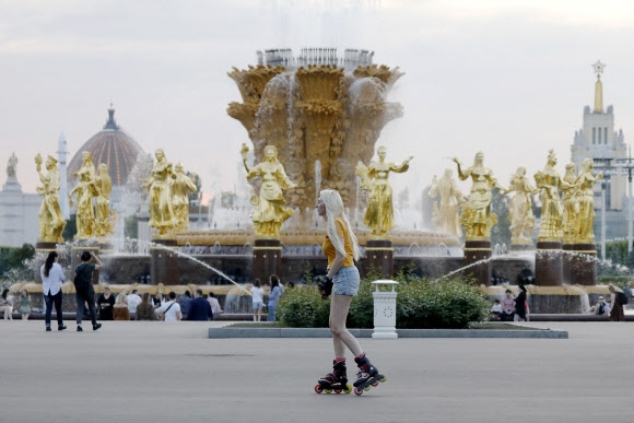 한 소녀가 16일(현지시간) 러시아 모스크바의 분수대 앞에서 롤러 스케이트를 타고 있다. 타스 연합뉴스