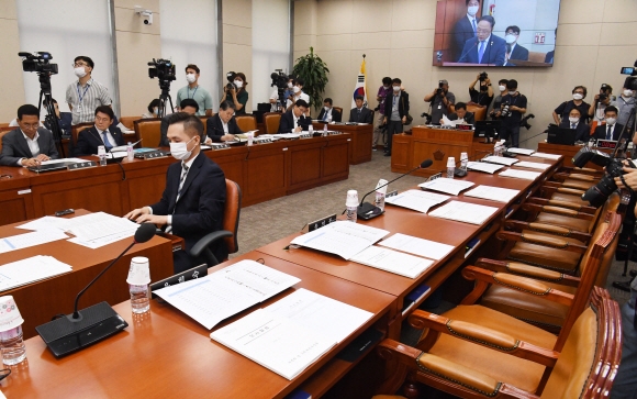 국회 기획재정위 전체회의가 17일 오후 서울 여의도 국회에서 미래통합당 의원들이 상임위에 불참한 가운데 열리고 있다. 2020.6.17    김명국선임기자 daunso@seoul.co.kr