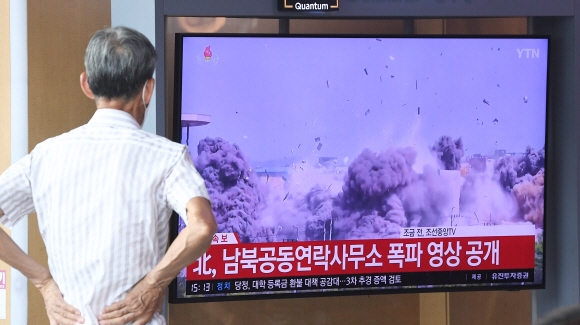 조선중앙TV는 17일 오후 3시 첫 보도로 개성 남북공동연락사무소 폭파 영상을 공개했다. 영상은 33초 길이로, 굉음과 함께 파편이 날리며 무너지는 연락사무소 모습이 담겼다. 사진은 이날 서울역 대합실에서 시민들이 북한이 공개한 연락사무소 폭파 영상을 뉴스를 통해 시청하고 있다. 2020.6.17 오장환 기자 5zzang@seoul.co.kr