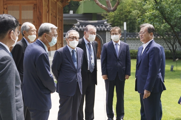 문재인 대통령이 17일 청와대 상춘재에서 전직 통일부 장관 및 원로들과 오찬에 앞서 대화하고 있다. 2020.06.17. 청와대 제공