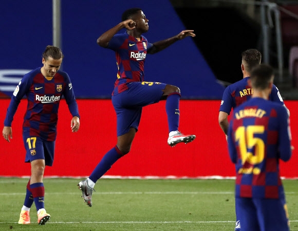 스페인 프로축구 FC바르셀로나의 신예 안수 파티가 17일 레가네스와의 라리가 경기에서 선제골을 터뜨린 뒤 기뻐하고 있다. EPA 연합뉴스