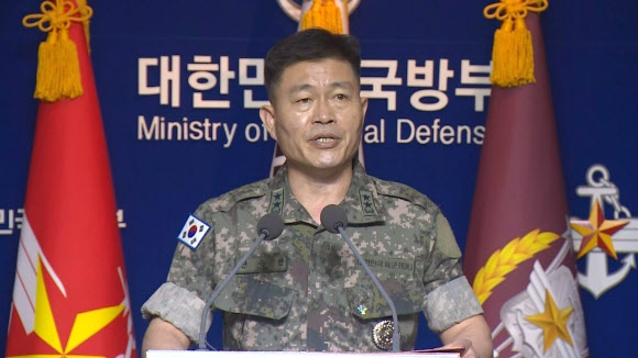 전동진 합동참모본부 작전부장이 북한군 총참모부의 발표에 대한 군 당국의 입장을 밝히고 있다. 연합뉴스