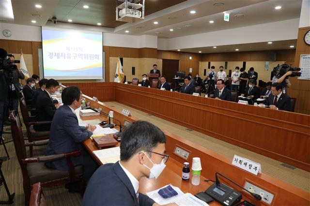 산업통상자원부는 지난 3일 제116차 경제자유구역위원회를 열어 울산과 광주, 시흥 등 3개 시도를 추가 경제자유구역으로 지정했다. 울산시 제공 산업통상자원부는 지난 3일 제116차 경제자유구역위원회를 열어 울산과 광주, 시흥 등 3개 시도를 추가 경제자유구역으로 지정했다. 울산시 제공