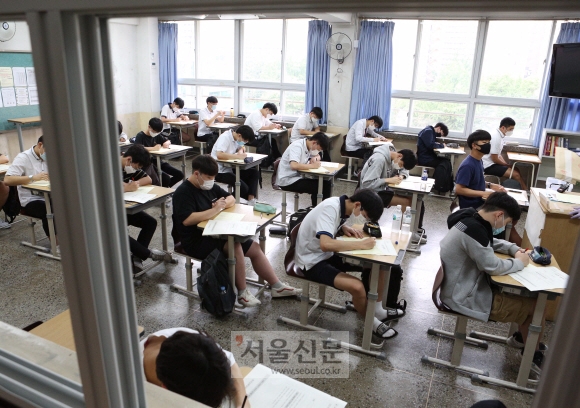 2021학년도 수능 6월 모의평가가 치러진 18일 오전 서울 여의도고등학교에서 고3 수험생들이 시험을 치르고 있다. 2020. 6. 18  정연호 기자tpgod@seoul.co.kr