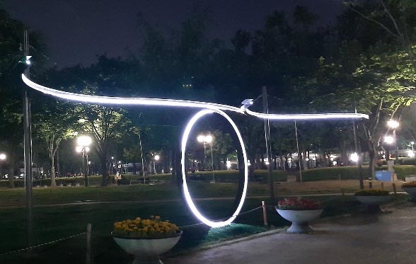 야간 경관조명 기능을 갖춘 평촌중앙공원에 설치된 ‘쿨링포그’가 형형색깔의 빛을 발하고 있다. 안양시 제공 야간 경관조명 기능을 갖춘 평촌중앙공원에 설치된 ‘쿨링포그’가 형형색깔의 빛을 발하고 있다. 안양시 제공