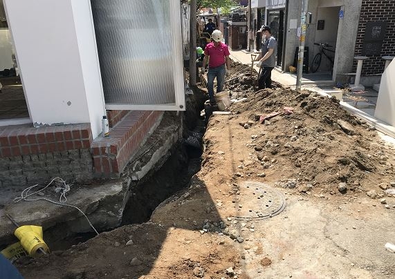 지난 17일 서울 마포구 연남동 골목길에서 ‘도시재생사업’의 일환으로 도시가스배관 공사가 진행되고 있다. 마포구 제공