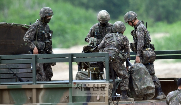 18일 경기도 파주시의 접경지역에서 완전군장을 한 군인들이 이동을 하고 있다. 2020.6.18  박지환 기자 popocar@seoul.co.kr
