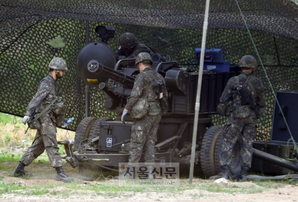 18일 경기도 파주시 접경지역에 군 병력이 발칸포를 설치하고 있다. 2020.6.18  박지환 기자 popocar@seoul.co.kr