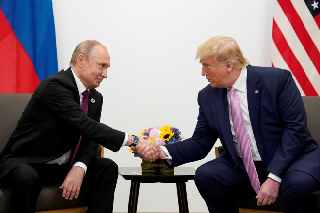 2019년 6월 28일에 열린 일본 오카사 G20 정상회담 당시 블라디미르 푸틴 러시아 대통령과 도널드 트럼프 미국 대통령이 만나 양자회담을 갖기 전 악수를 나누고 있다. 2020.6.18  로이터 연합뉴스