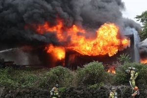 [포토] 타이어 창고 화재... 치솟는 검은 연기