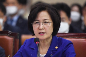 추미애 법무 장관 “대북전단 엄정 수사” 지시