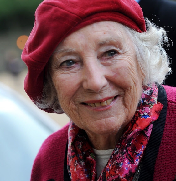 18일(현지시간) 103세를 일기로 세상을 떠난 영국 여자 가수 베라 린이 지난 2009년 런던 중심가에서 참전용사의 헌신을 상징하는 양귀비꽃 달기 운동(Poppy Appeal) 발족 행사에 참석해 미소를 짓고 있다. EPA 자료사진 연합뉴스 