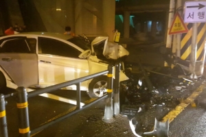 [포토] 단속 경찰 매단 채 도주하다 교각 ‘꽝’