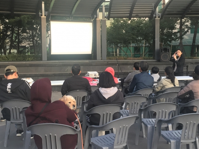 지난해 서울 광진구 소재 건국대학교에서 반려동물 버스킹 강연이 진행되고 있다. 2020.6.19. 광진구 제공