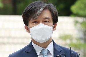 [법정으로 옮겨온 조국대전③]조국vs김태우 ‘원칙’ 놓고 장외공방…재판장 “檢 기소, 반격으로 보일 수도”