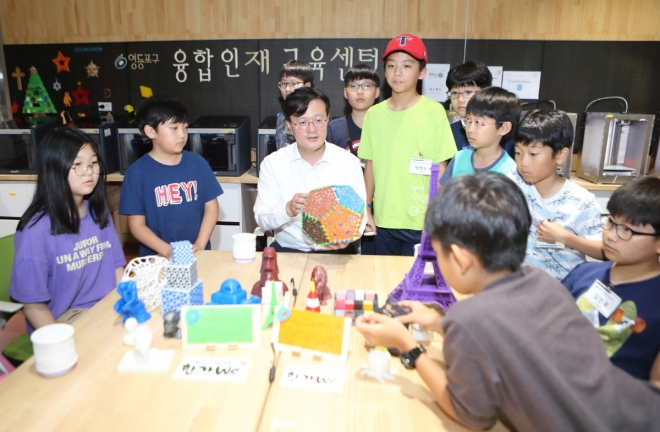지난해 채현일(가운데) 서울 영등포구청장이 융합인재교육센터에서 학생들과 3D프린터로 제작한 물건들을 함께 살펴보고 있다. 2020. 6.20. 영등포구 제공