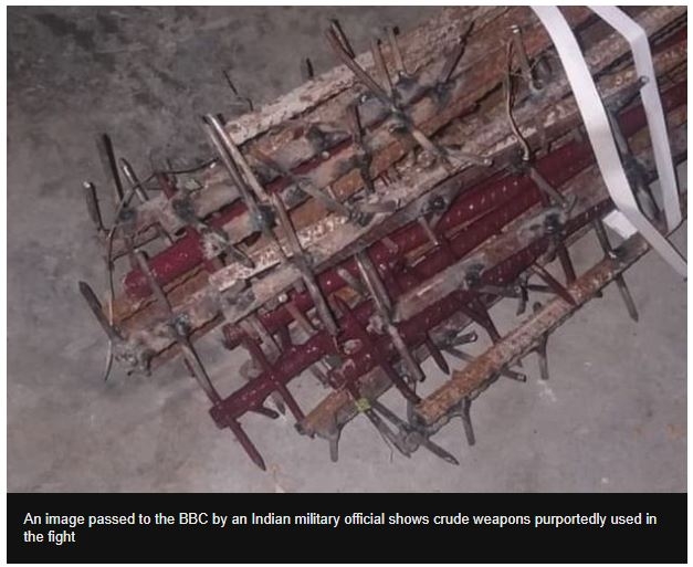 인도 군사 전문가인 아자이 슈클라가 18일 트위터에 국경 무력 충돌 때 중국군이 인도군을 공격할 때 사용한 무기라고 공개한 쇠못이 가득 박힌 몽둥이 사진. BBC 캡처