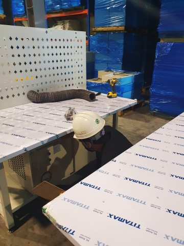 우원ENG 김영훈 과장이 산업현장을 방문해 점검하고 개선점을 검토하고 있다.