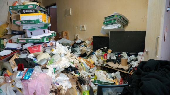쓰레기로 가득찬 원룸. 클린 어벤져스가 이 방의 쓰레기를 모두 치우는 데는 약 11시간이 걸렸다. 김형우 기자 hwkim@seoul.co.kr