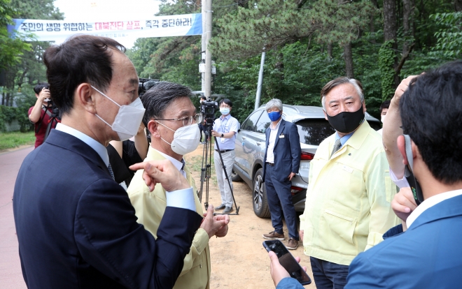 이재강 경기도평화부지사(오른쪽)가 지난 18일 김포시 월곶면 대북전단 주요 살포 지점 2곳을 방문해 현장 대응태세를 점검하고 있다. 경기도제공 