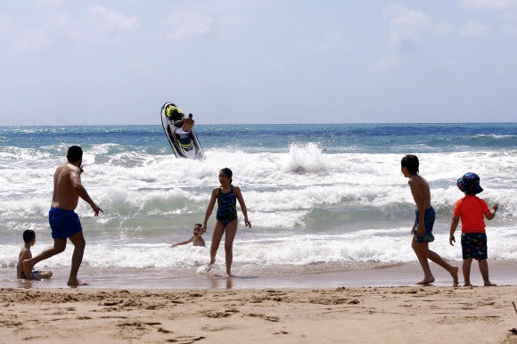 20일(현지시간) 레바논 베이루트 남쪽에 있는 라구아바 리조트 해변에서 관광객들이 물놀이를 즐기고 있다. AP 연합뉴스
