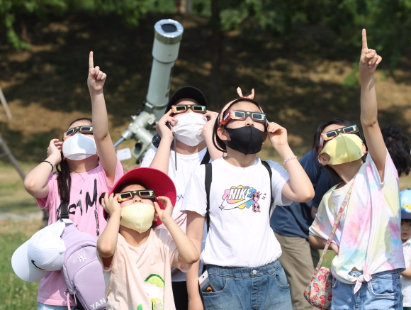 21일 오후 서울 여의도 한강공원을 찾은 어린이가 달이 태양의 일부를 가리는 부분일식을 관측하고 있다. 이날 부분일식은 서울 기준 오후 3시53분 4초에 시작해 오후 5시2분 27초에 최대에 이르고 오후 6시4분 18초에 종료된다. 우리나라에서 볼 수 있는 다음 부분일식은 2030년 6월1일에 일어난다. 2020. 6. 21 오장환 기자5zzang@seoul.co.kr