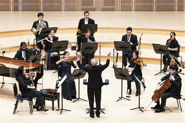 ‘오스모 벤스케의 말러와 시벨리우스’를 공연한 서울시립교향악단은 객석 띄어 앉기, 무대 위 거리두기 등 확실한 방역 프로그램을 선보였다. 서울시향 제공