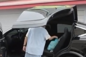 “배트맨 같다”…유아인 자동차 뭐기에? 테슬라 모델 X 공개