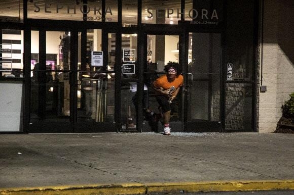 지난달 30일(현지시간) 한 흑인이 미국 노스캐롤라이나주의 한 JC페니 매장에서 나오고 있다. 노스캐롤라이나 AP통신