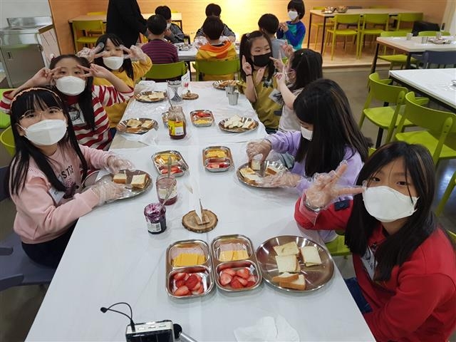 서울 노원구의 상계두산아파트 우리동네 키움센터에서 아이들이 간식을 먹고 있다.  노원구 상계두산아파트 우리동네 키움센터 제공