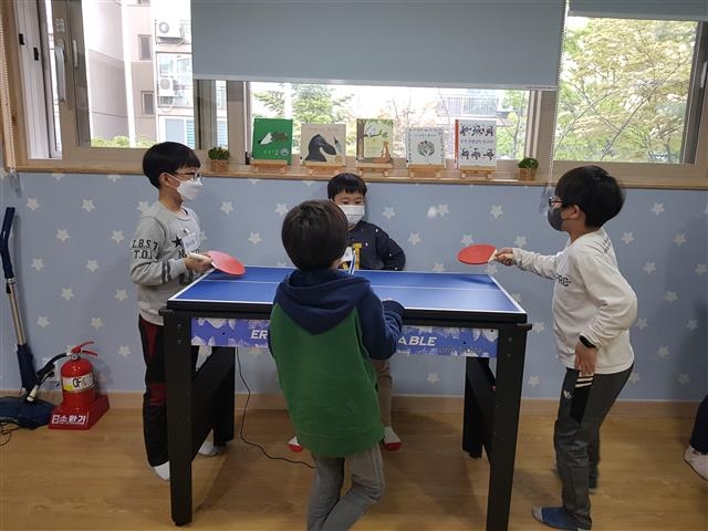상계두산아파트 우리동네 키움센터에서 아이들이 탁구를 하며 즐거운 시간을 보내고 있다. 노원구 상계두산아파트 우리동네 키움센터 제공