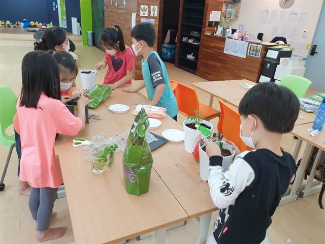 성동구의 우리동네 키움센터에서 아이들이 화분 가꾸기를 하며 즐거운 시간을 보내고 있다. 서울시 제공