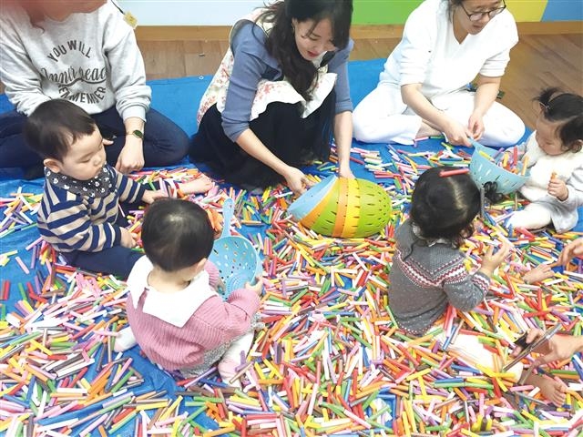 아이·맘 강동육아시티 천호점에서 어린이들이 촉감놀이를 하고 있다. 강동구 제공