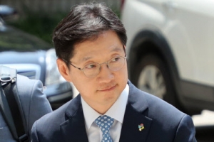 [포토] 항소심 공판 출석, 지지자 향해 미소짓는 김경수 도지사