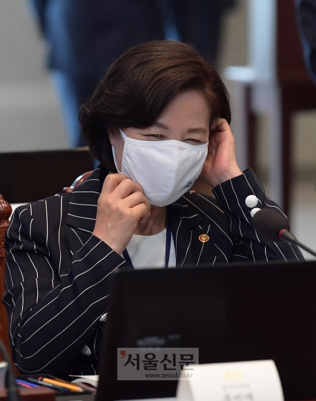 추미애 법무부장관이 22일 오후 청와대에서 열린 제6차 공정사회 반부패정책협의회에 참석, 마스크를 고쳐 쓰고 있다. 2020. 6. 22  도준석 기자pado@seoul.co.kr