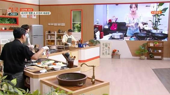 지난 주말 올리브 ‘집쿡라이브’가 생방송 쿡방을 선보였다. 유명 셰프들이 실시간으로 요리법을 알려주고 시청자들은 영상 통화로 참여하는 새로운 형식을 도입했지만 진행 미숙은 아쉽다는 반응도 나왔다. M올리브 캡처