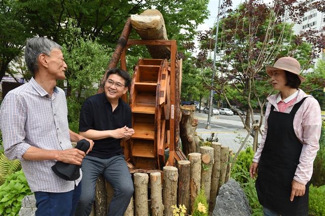 오승록(가운데) 노원구청장이 지난 10일 서울 노원구 중계동에 위치한 삿갓봉 근린공원의 마을정원에서 시설물을 점검하는 마을정원사들과 얘기하고 있다. 노원구 제공