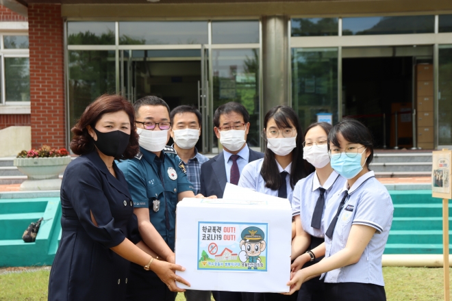 여수경찰서 쌍봉지구대가 코로나19 & 학교폭력 OUT’문구가 새겨진 마스크 1500장을 여수 부영여고에 전달했다.