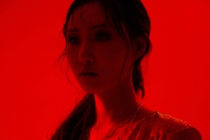 마마무 화사, 붉게 물든 조명·치명적 눈빛…첫 미니앨범 ‘Maria’ 티저 공개