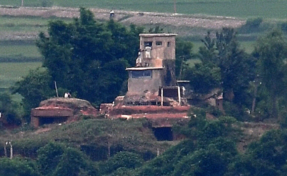 23일 경기도 파주시 접경지역에서 바라본 북한 초소에서 북한군이 초소 보수를 하고 있다. 2020.6.23 오장환 기자 5zzang@seoul.co.kr