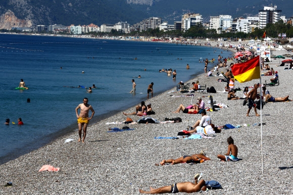 19일(현지시간) 터키 남부 휴양지인 안탈리아의 콘야알트 해변이 사람들로 북적이고 있다. 로이터 연합뉴스